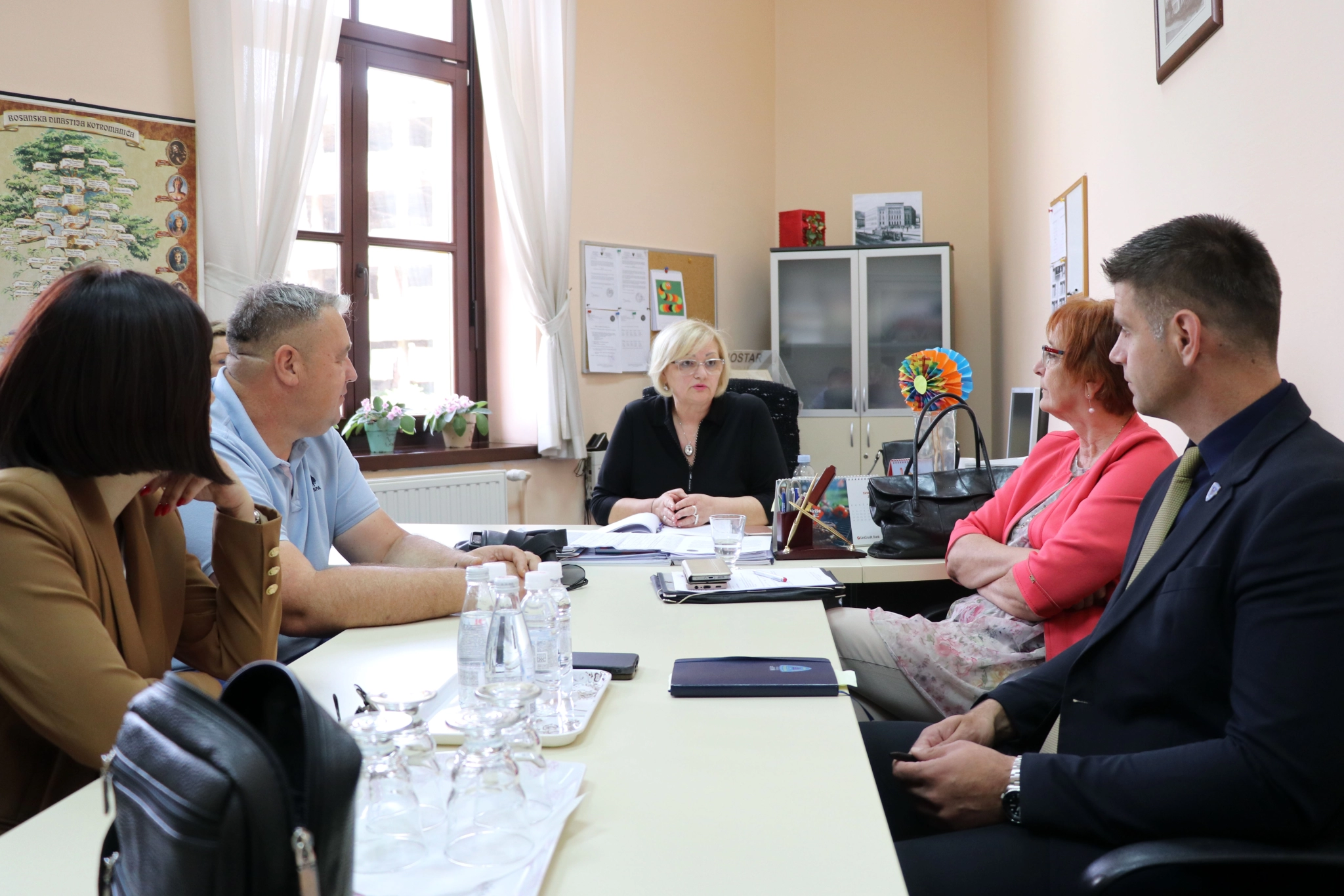 PREDSJEDNICA BUHAČ, MINISTAR MARIĆ I RAVNATELJ POLICIJE PERIĆ POSJETILI GIMNAZIJU MOSTAR